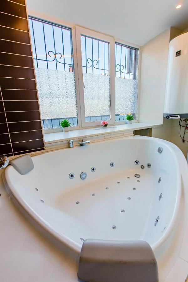 Big Jacuzzi , Sauna , Khreshchatyk Apartments 키예프 외부 사진
